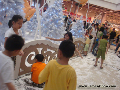Children playing with fake snow in IKANO Children playing with fake snow in IKANO