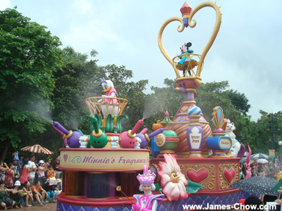 Water-Splashing Parade in Disneyland HK! Water-Splashing Parade in Disneyland HK!
