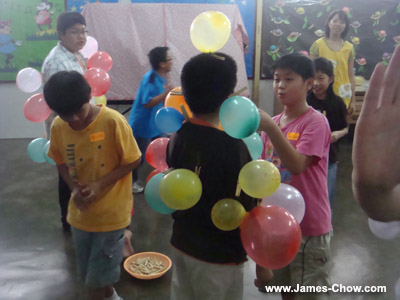 Clipping balloons on kids! Clipping balloons on kids!