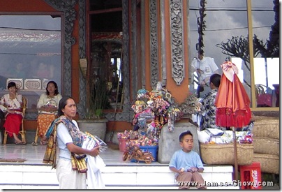Sellers in front of the restaurant... Sellers in front of the restaurant...